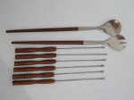 Conjunto de 8 peças para fondue em aço inox, sendo 6 espetos e 2 peças de servir, cabo em madeira. Comp. 28 e 36cm.