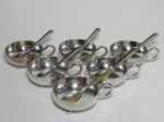 Seis taças para sorvete em metal espessurado à prata, acompanhando 6 colheres. Apresenta sinais de uso. Taças 5 x 12 x 9cm. Comp. colher 13cm.