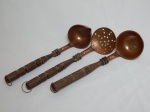 Três peças de servir confeccionadas em cobre, cabos em madeira: 2 conchas e 1 colher escorredora. Comp. 28cm.