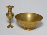 Duas peças em metal indiano: bowl decorado em alto relevo com volutas, 7 x 16cm; miniatura de vaso, borda em babado, alt. 13cm.