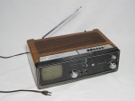 Antigo aparelho de Rádio e TV Sharp modelo 3T 57z, caixa em madeira, bivolt. Funcionando, porém sem garantias. 13 x 37 x 22cm.