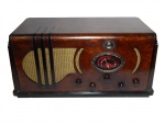 Antigo rádio, caixa em madeira nobre, sistema de válvula. Manufatura Fairmont. Ligando, porém sem sair som. 31 x 62 x 28cm.