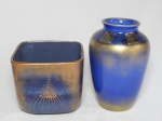 Cachepot e vaso em cerâmica patinada em azul, detalhes em dourado. 13 x 15 x 15cm e Alt. 21cm.