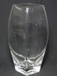 Vaso em vidro grosso translúcido, moldado em 4 facetas, detalhes em retorção. Alt. 31cm.