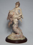 "Mãe e filho" - Escultura portuguesa em resina policromada. Assinatura e selo da loja Venusarte. Alt. 32cm.