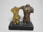 GLAUCI RICHI - Escultura em bronze representando casal de torsos, base em granito. Sem Assinatura. Marcas do tempo. 16 x 15 x 7cm.
