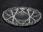 Prato para bolo em vidro translúcido, fundo decorado com frisos formando estrelados. Diâm. 32cm.
