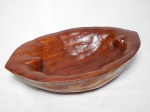 Petisqueira em madeira envernizada entalhada na forma de casca de noz. 6 x 26 x 17cm.
