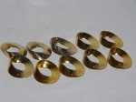 Dez porta-guardanapos em metal pintado em dourado, formato de aneis, marcado com as iniciais 