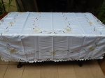 Toalha de mesa branca bordada com flores douradas ao gosto natalino. 266 x 180cm.