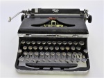 Máquina de escrever Royal De Luxe, toda em metal, New York By American Patent, alinhada ela tem 34x29,5Cm.  Se necessário, solicitar mais Fotos, Vídeos ou perguntas para análise via Whatsapp 11 9 5209-3711 ou pelo e-mail reidaantiguidade@gmail.com, Obrigado pela visita!