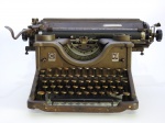 Máquina de escrever Olivetti M40, toda em metal, as medidas com ela alinhada são 48x39Cm.  Se necessário, solicitar mais Fotos, Vídeos ou perguntas para análise via Whatsapp 11 9 5209-3711 ou pelo e-mail reidaantiguidade@gmail.com, Obrigado pela visita!