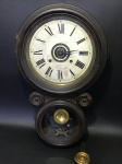 Relógio 8 E. Ingraham & Co, Bristol Conn com Despertador datado em July, 5 1870, é possível dar corda nas 3 (Duas do relógio e uma do despertador), mas elas ficam correndo rapido, tanto os ponteiros quanto o despertador, precisa de revisão pra funcionar. O vidro inferior está quebrado. O relógio tem 55Cm de Altura. O primeiro Circulo do 8 tem 34Cm de Diâmetro e o segundo tem 20,5Cm. Está com Pendulo mas sem a chave de corda.  Se necessário, solicitar mais Fotos, Vídeos ou perguntas para análise via Whatsapp 11 9 5209-3711 ou pelo e-mail reidaantiguidade@gmail.com, Obrigado pela visita!