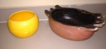 Antiga caçarola em barro cozido com pegas laterais. acompanha pote amarelo em louça. maior diâmetro: 23 cm