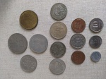 Catorze moedas estrangeiras, origem, valores e anos variados