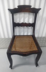 Cadeira em madeira nobre antiga, estilo pernambucana, espaldar vazado com travessão ondulado. Medindo: 89 cm x 47 cm x 47 cm. Par encontra-se no leilão.