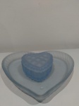 2 Porta objetos em vidro fosco azulado, representando coração. Medindo: 16 cm x 15 cm x 2,5 cm e 7 cm x 7 cm x 3 cm. Consta bicados.