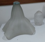 2 Cúpulas para Luminária / Abajour em demi-cristal, lapidação em relevo representando floral e outra de grande dimensões, em formato Cônico, em embabadado. Medindo: 17 cm x 9 cm, encaixe: 7 cm. Consta bicados no encaixe.