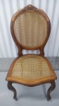 Cadeira em madeira, tipo medalhão, espaldar oval, pernas arqueadas. 100 cm x 48 cm x 45 cm. Par encontra-se no leilão.