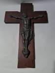 Grande Crucifixo Clássico, em metal escurecido e madeira nobre  (32 X 21cm). Cristo em metal , com sendal pendente para a direita