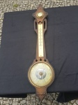 Barômetro com termômetro e hidrômetro dos anos 60 com moldura em madeira nobre entalhada e torneada com aplicações em bronze cinzelado.  Med: 50cm