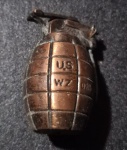 Isqueiro de coleção ,em formato de granada, não testado, no estado.