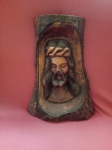Exótica talha esculpida em monobloco de tronco. Figura masculina alusiva à meditação, com feições realistas e expressivas , em fino entalhe