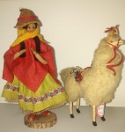Dois antigos bonecos de coleção representando Nativo dos Andes e Lhama. maior alt,.19 cm