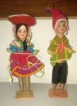 Casal de bonecos antigos representando casal nativo dos Andes. Base em madeira. Alt. 21 cm