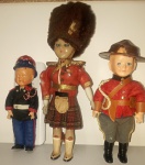 Três antigos bonecos representando militares: Estados Unidos (USA), Guarda Florestal Canadá e Escócia. Desgastes do tempo