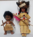 Nova Zelândia - Duas antigas bonecas representando nativas. Maior 21cm