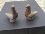 Raridade - Para de serre-livres retratando pombinhas. Revestido em bronze.