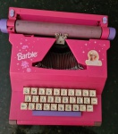 Barbie - máquina de escrever de brinquedo, tamanho natural, funcionando no momento, Made in Slovenia, 1988. 30 x 25 cm