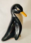 Pinguim decorativo em faiança. Med. 27x16 cm.