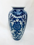 Vaso em porcelana branca decorado com pintura de flores e arabescos em tom azul. Med. 37x20 cm.