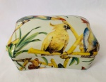Caixa / Porta-joias retangular em porcelana decorada com pintura de aves. Med. 18x8 cm.