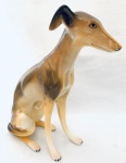 Escultura Cão da raça Galgo, confeccionada em faiança. Med. 44x33 cm.