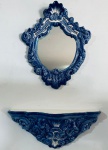 Belíssimo Console de parede com espelho, possivelmente português, em cerâmica nas cores azul e branco. Med. Console: 26x56x16 cm. Espelho: 50x42 cm.