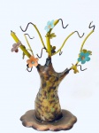 Porta chaves/joias em formato de árvore, decorado com flores, com 10 ganchos, em latão. Med. Alt. 31 cm.