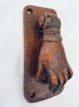 Aldrava (batedor de porta) representando mão. Med. 16x8 cm.