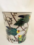 Vaso em porcelana decorado com pássaros em tom verde. Med. 22x24 cm.