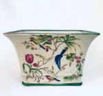 Cachepot em porcelana decorado com pássaros e flores. Med. 16x25x17 cm.