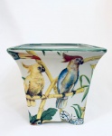 Cachepot em porcelana decorado com pássaros e borboletas. Med. 17x19x19 cm.