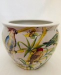 Vaso redondo em porcelana decorado com pássaros e borboletas. Med. Alt. 20 cm. Diâm. 25 cm.