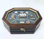 Caixa porta joias em madeira com tampa decorada com motivos marítimos. Med. Alt. 10 cm. Comp. 28 cm.