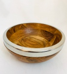 Bowl em madeira com acabamento na borda em metal. Med. Alt. 8 cm. Diâm. 20 cm.