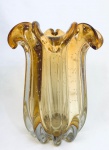 Lindo Vaso em vidro de murano âmbar, com borda ondulada. Med. 22x17 cm.