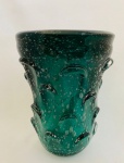 Vaso em vidro de murano verde, decorado com relevos. Med. 21x15 cm.