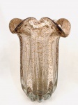 Lindo Vaso em vidro de murano, decorado com partículas douradas. Med. 27x20 cm.