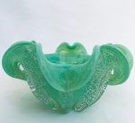 Bowl em vidro de murano verde com borda ondulada. Med. Alt. 11 cm. Diâm. 21 cm.